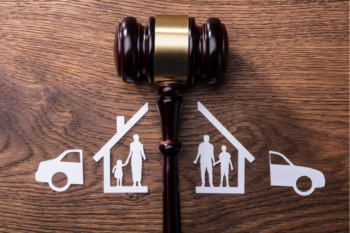 Should You Keep the House After a Divorce?